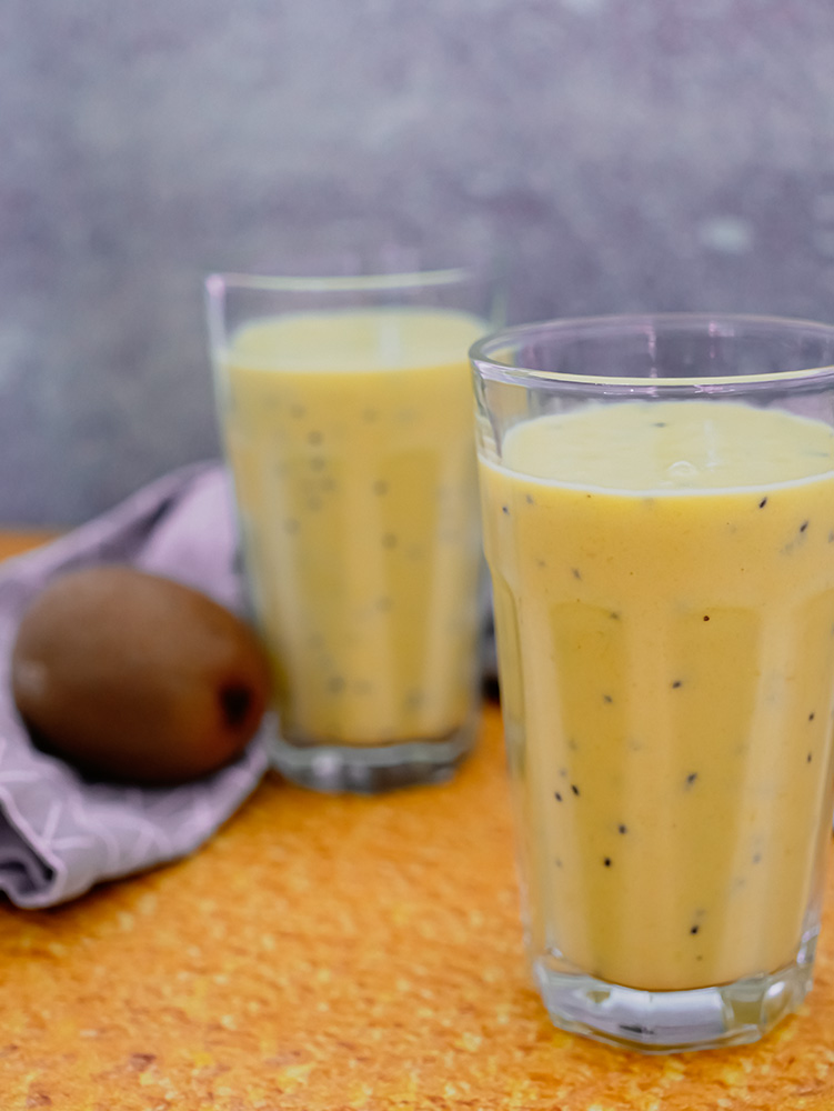 Mango-Kiwi-Lassi in Gläsern