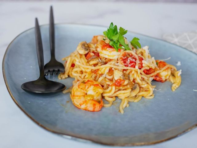 🇩🇪🇺🇸🇬🇧 Spaghetti Mare e Monti 🍝⁠⠀
_________________⁠⠀
⁠⠀
🇩🇪 Ihr habt in meiner Story schon die leckeren Spaghetti Mare e Monti gesehen? Hier gibt es nun das Rezept dazu.🎉 Die Spaghetti werden mit Garnelen und Champignons in einer leichten Weißweinsoße serviert. Das Pastagericht ist wirklich super schnell zubereitet und dazu noch so lecker. Probiert es mal aus!⁠⠀
Das Rezept gibt es ab sofort auf meinem Blog. ⁠⠀
_______________⁠⠀
⁠⠀
🇺🇸🇬🇧 Have you seen the delicious spaghetti Mare e Monti in my story highlights? Here is the recipe now. 🎉 The spaghetti are served with prawns and mushrooms in a light white wine sauce. The pasta dish is really super quick and delicious. Give it a try!⁠⠀
The recipe is now available on my blog.⁠⠀
_________________⁠⠀
⁠⠀
.⁠⠀
.⁠⠀
.⁠⠀
⁠⠀
⁠⠀
⁠⠀
#instafood #foodblogger #food52 #foodie #homemade  #foodlover #food #delicious #soulfood #foodstagram #yummy #instafoodies #foodphotos #food52grams #foodblogger_de #foodblogliebe #homemade #recipes #recipeoftheday #foodblogs pastalove #pastaliebe #homemadepasta #malaufdieschnelle #hauptgang #bauchgefühlrezepte ⁠⠀
⁠⠀