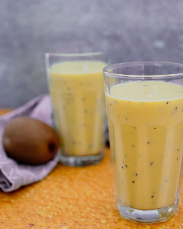 Start your day right! 🌅⁠ Vielleicht schon morgen 🤗⠀
⁠⠀
🇩🇪🇺🇸🇬🇧 Mango-Kiwi-Lassi 🥭🥝⁠⠀
___________________⁠⠀
⁠⠀
🇩🇪 Der Mango-Kiwi-Lassi ist der perfekte Start in den Tag. Zusammen mit Joghurt und einem Schuss Milch bekommt ihr schon früh am Morgen eine ordentliche Portion Vitamine. Aber auch für zwischendurch an einem heißen Tag ist der Lassi vorzüglich. ⁠⠀
Das einfache Rezept findet ihr in meiner Bio. ⁠⠀
___________________⁠⠀
⁠⠀
🇺🇸🇬🇧 The mango kiwi lassi is the perfect start to the day. Together with yogurt and a dash of milk, you get a good dose of vitamins early in the morning. But the lassi is also excellent for in between on a hot day.⁠⠀
You can find the simple recipe in my bio. ⁠⠀
___________________⁠⠀
⁠⠀
.⁠⠀
.⁠⠀
.⁠⠀
⁠⠀
#instafood #foodblogger #food52 #foodie #homemade  #foodlover #food #delicious #soulfood #foodstagram #yummy #instafoodies #foodphotos #food52grams #foodblogger_de #foodblogliebe #homemade #recipes #recipeoftheday #foodblogs #drink #getränk #lassi #startyourdayright #bauchgefühlrezepte ⁠⠀
⁠⠀