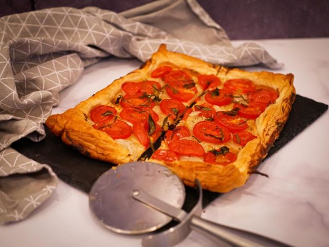 🇩🇪 Mediterrane Tomatentarte aus Blätterteig 🍅 || ⁠⠀
🇺🇸🇬🇧 Mediterranean puff pastry tomato tart 🍅⁠⠀
___________________⁠⠀
⁠⠀
🇩🇪 Ihr seid noch auf der Suche nach einer tollen und einfachen Vorspeise für ein Dinner? Oder ihr habt einfach Lust auf ein mediterranes und leichtes Gericht? Wie wäre es mit dieser herzhaften Tarte? Mit dieser Tarte holt ihr euch den Urlaub am Mittelmeer direkt auf den Teller. Mein Tipp: Genießt die Tarte noch lauwarm. So schmeckt sie einfach köstlich. 😋⁠⠀
Rezept findet ihr wie immer in der Bio.⁠⠀
___________________⁠⠀
⁠⠀
🇺🇸🇬🇧 You are looking for a perfect starter for your dinner? Or you only want to have a mediterranean dish for in-between? How about this hearty tart? With this tarte you can have the holidays on the mediterranean sea directly on your plate. My tip: Enjoy the tart fresh from the oven. It tastes very delicious. 😋⁠⠀
You get the recipe in the Bio.⁠⠀
___________________⁠⠀
⁠⠀
.⁠⠀
.⁠⠀
.⁠⠀
⁠⠀
#onthetable #kitchn #food52 #foodstagram #foodie #homemade #foodbloger #recipes #rezeptideen #foodlove #foodaholic #feedfeed #eattheworld #malaufdieschnelle #mediterranean #vorspeise #starter #recipeideas #bauchgefühlrezepte