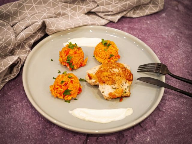 🇩🇪Djuvec-Reis mit gefülltem Putenschitzel || 🇺🇸🇬🇧"Djuvec" rice with filled turkey ⁠⠀
_______________⁠⠀
⁠⠀
🇩🇪Kennt ihr diesen leckeren Tomaten-Reis, auch Djuvec-Reis genannt? ⁠⠀
Bei meiner Oma gab es diesen Reis immer wieder. Damals war ich aber noch nicht so wirklich davon überzeugt. Aber jetzt kann ich überhaupt nicht verstehen warum. Der Reis schmeckt wirklich sehr lecker und die Zubereitung ist wirklich easy. Einfach alles in einen Topf werfen und köcheln lassen. Das bekommt wirklich jeder hin. 😝⁠⠀
⁠⠀
Während der Reis vor sich hin köchelte, kam mir die Idee das Schnitzel zu füllen. Es war noch etwas geriebener Käse von der Pizza übrig. Deshalb habe ich einfach den Käse mit Petersilie gemischt und das Schnitzel damit gefüllt. Sozusagen eine Variation vom Cordon Bleu. Statt das Schnitzel zu panieren, habe ich es nur mehliert und knusprig angebraten. ⁠⠀
⁠⠀
Das Rezept findet ihr wie immer auf meinem Blog. Den Link dazu gibt es in der Profilbox. ⁠⠀
____________________⁠⠀
⁠⠀
🇺🇸🇬🇧 Do you know this delicious tomato rice, also called Djuvec rice?⁠⠀
My grandmother used to cook this rice again and again. At that time, I wasn't really convinced of it. But now I can't understand why. The rice tastes really delicious and the preparation is really easy. Just throw everything in one pot and let it simmer. Everyone can do that. 😝⁠⠀
⁠⠀
While the rice was simmering, I had the idea to fill the schnitzel. There was some grated cheese left over from the pizza. So I just mixed the cheese with parsley and filled the schnitzel with it. So it's like a variation of the Cordon Bleu. Instead of breading the schnitzel, I just floured and fried it crispy.⁠⠀
⁠⠀
As always, you can find the recipe on my blog. There is a link in the profile box.⁠⠀
____________________⁠⠀
⁠⠀
⁠⠀
#instafood #foodblogger #food52 #foodie #homemade  #foodlover #food #delicious #soulfood #foodstagram #yummy #instafoodies #foodblogs #foodphotos #food52grams #foodblogger_de #foodblogliebe #homemade #recipes #recipeoftheday #hauptgang #djuvecreis #tomatorice #turkey #bauchgefühlrezepte ⁠⠀
⁠⠀