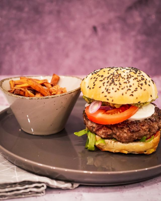 🇩🇪 Cheeseburger mit Büffelmozzarella || 🇺🇸🇬🇧 Cheeseburger with buffalo mozzarella ⁠⠀
_______________⁠⠀
⁠⠀
🇩🇪 Kein klassischer Cheeseburger, aber einer nach Bauchgefühl-Art. Statt dem klassischen Cheddar-Käse verwende ich auf meinem Burger oft Büffelmozzarella. Das schmeckt wirklich köstlich. ⁠⠀
Was auf meinem Burger auf keinen Fall fehlen darf: Tomate, Zwiebeln, Salat. ⁠⠀
Hier ist der Salat in Form von Rucola auf dem Burger. Und diese zwei Dinge machen meinen Cheeseburger zu einem Bauchgefühl-Burger: 1. Guacamole und 2. selbstgebackene Buns. ⁠⠀
Das Rezept für die Buns findet ihr auch auf meinem Blog. ⁠⠀
⁠⠀
Egal ob ihr die Pattys auf den Grill werft oder in der Pfanne bratet. Ihr werdet vom Bauchgefühl-Burger begeistert sein. 🤩⁠⠀
⁠⠀
Über den Burger freuen sich auch die Mamas am Muttertag. 💐💝⠀
⠀
Rezept in der Bio. 👆🏻⁠⠀
_______________⁠⠀
⁠⠀
🇺🇸🇬🇧 Not a classic cheeseburger, but a gut feeling one. Instead of the classic cheddar cheese, I often use buffalo mozzarella on my burger. It tastes really delicious.⁠⠀
What should not be missing on my burger: tomato, onions, salad.⁠⠀
Here is the salad in form of arugula on the burger. And these two things make my cheeseburger a gut feeling burger: 1. guacamole and 2. homemade buns.⁠⠀
You can also find the recipe for the buns on my blog.⁠⠀
⁠⠀
No matter whether you throw the patties on the grill or fry them in the pan. You will love the "Bauchgefühl"-Burger. 🤩⁠⠀
⁠⠀
Recipe in the bio. 👆🏻⁠⠀
_______________⁠⠀
⁠⠀
.⁠⠀
.⁠⠀
.⁠⠀
⁠⠀
#instafood #foodblogger #food52 #foodie #homemade  #foodlover #food #delicious #soulfood #foodstagram #yummy #instafoodies #foodphotos #food52grams #foodblogger_de #foodblogliebe #homemade #recipes #recipeoftheday #foodblogs #burgerlove #cheeseburger #hauptgang #bauchgefühlburger #burgerliebe #bauchgefühlrezepte ⁠⠀
⁠⠀